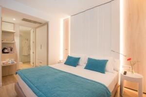 Postel nebo postele na pokoji v ubytování La Goleta Hotel de Mar - Adults Only