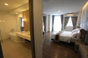 Postel nebo postele na pokoji v ubytování Bright Hotel