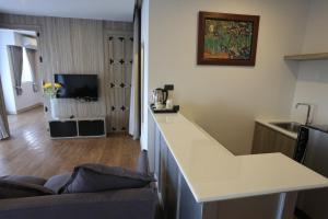 Kuchyň nebo kuchyňský kout v ubytování Bright Hotel