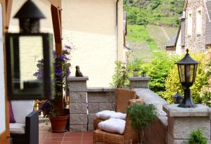 eine Terrasse mit einer Katze darüber in der Unterkunft Haus Winkelchen in Cochem