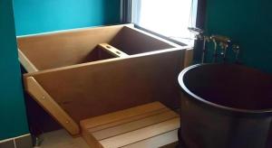 une salle de bain avec WC avec une boîte en bois dans l'établissement Auberge Kitano Dandan, à Abashiri