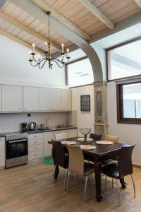 Η κουζίνα ή μικρή κουζίνα στο LOTOS Families Apartments 3