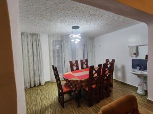 Serian Vacation House的休息区