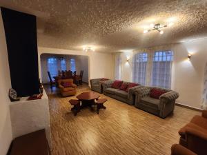 Serian Vacation House的休息区