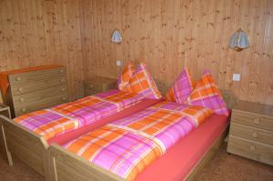 ein Bett mit zwei Kissen auf einem Zimmer in der Unterkunft Chalet Moos in Randa