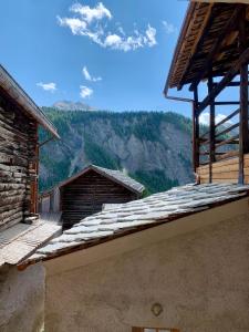 Una vista de las montañas desde el tejado de un edificio. en Duplex appartement in Saint Véran, en Saint-Véran