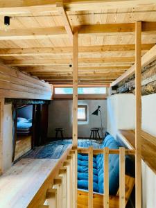 1 cama elevada en una casa pequeña en Duplex appartement in Saint Véran, en Saint-Véran