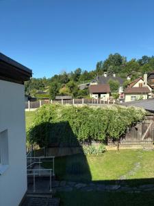 l'ombre d'une haie sur le côté d'une maison dans l'établissement Ferienwohnung im Stadtteil Waiern in Feldkirchen in Kärnten, à Feldkirchen in Kärnten 1 autre photo