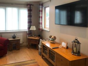 SewerbyにあるYorkshire Rose Holiday Lodgeのリビングルーム(壁に大画面薄型テレビ付)