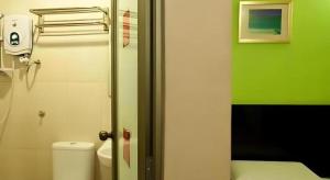 baño con aseo y pared verde en Hotel Ria, en Johor Bahru 105 fotos más