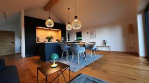 ein Wohnzimmer mit einem Tisch und Stühlen in der Unterkunft raum14 in Böbrach