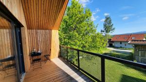 ein Balkon mit Blick auf ein Haus in der Unterkunft raum14 in Böbrach