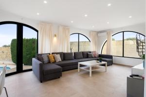 Zona de estar de Una villa de lujo con propio jardín y piscina