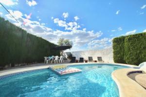 Piscina en o cerca de Una villa de lujo con propio jardín y piscina