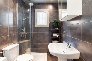 Un baño con un lavabo blanco y un inodoro. en Una villa de lujo con propio jardín y piscina, en Los Montesinos