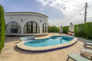 una piscina en el patio trasero de una casa en Una villa de lujo con propio jardín y piscina, en Los Montesinos