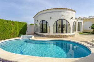 Piscina en o cerca de Una villa de lujo con propio jardín y piscina