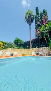 Swimmingpoolen hos eller tæt på Domus Dea