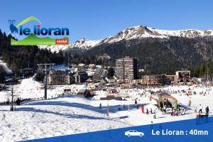 un gruppo di persone su una pista sciistica nella neve di Maison de Pruns - Piscine - Spacieuse - Calme a Saint-Santin-Cantalès Altre 4 foto