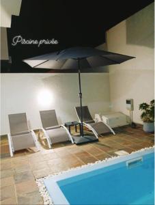 Piscina di 3bed villa with private pool and rooftop with a sea view in flic-en-flac, Mauritius o nelle vicinanze
