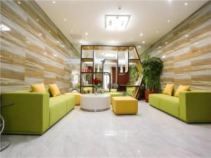 Chonpines Hotel Beijing Daxing Airport Caoqiao Metro Station的休息区