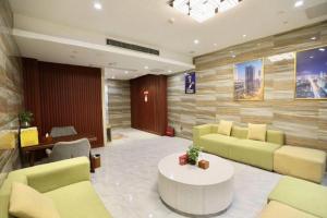 Chonpines Hotel Beijing Daxing Airport Caoqiao Metro Station的休息区