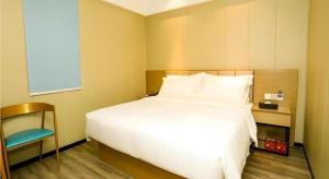 Postel nebo postele na pokoji v ubytování Borrman Hotel Xiamen Xiang'an Maxiang