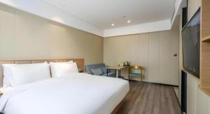 Postel nebo postele na pokoji v ubytování Borrman Hotel Xiamen Xiang'an Maxiang