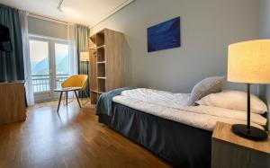 a hotel room with a bed and a window at Brakanes Hotel in Ulvik
