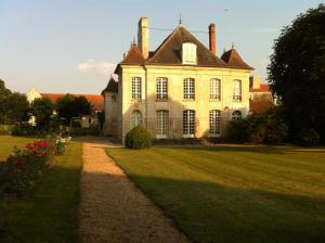 an old house with a large grass yard at Ferme de la Vallière in Tancrou