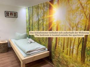 1 dormitorio con un mural de un bosque en Fewo Schwarzwaldstern 1, Todtnau, 3 Schlafzimmer, en Todtnau 17 fotos más