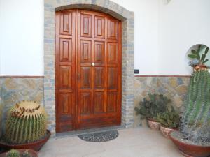 a wooden door with cacti in front of a house at LA CASA di ROSA 