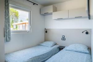 Postel nebo postele na pokoji v ubytování Camping de la Corniche - Plestin-les-Grèves