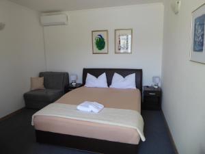 Habitación de hotel con cama y silla en Apartment Cindy, en Herceg-Novi