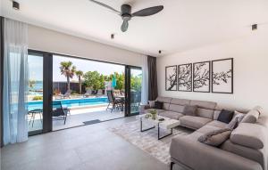 Hồ bơi trong/gần Villa Bellini