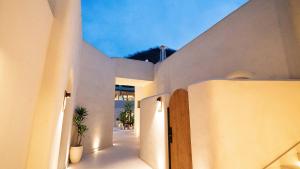 un pasillo de un edificio blanco con techo en Beifei Garden--Majestic Great Wall View Exclusive Hot Spring Villa，5 minutes' walk to Badaling Shuiguan Great Wall，Rooftop Infinity Pool with Panoramic Great Wall Views，Free Coffee, Laundry, en Xibozi