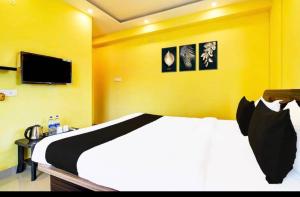 Postel nebo postele na pokoji v ubytování Downtown Ecoview Inn + 8 fotografií