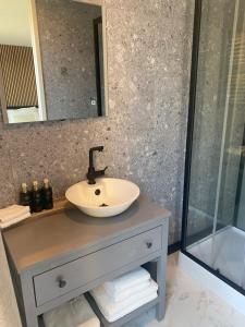 tocador con lavabo y espejo en Aan de Plenkert, en Valkenburg