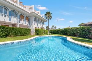 una piscina frente a una casa en Duplex Chill Beach, en Denia