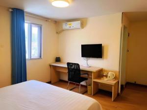 Μια τηλεόραση ή/και κέντρο ψυχαγωγίας στο 7 Days Inn Guiyang Qingzhen Dongmenqiao Zhijiaocheng