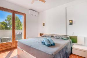 1 dormitorio con 2 almohadas azules en Duplex Chill Beach, en Denia 19 fotos más