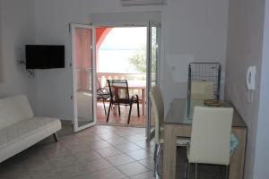 Telewizja i/lub zestaw kina domowego w obiekcie Apartments Marija - Maslenica - first line to the sea