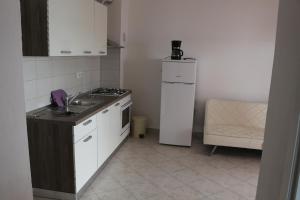 Kuchnia lub aneks kuchenny w obiekcie Apartments Marija - Maslenica - first line to the sea