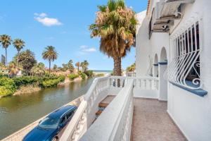 Un coche aparcado en un balcón con vistas a un río. en Duplex Chill Beach, en Denia