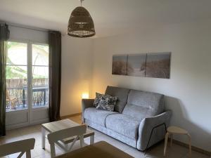 un salon avec un canapé et une table dans l'établissement Les Jasmins, à La Croix-Valmer