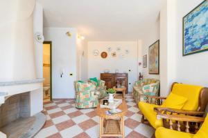 Imagen de la galería de House 8 beds overlooking a pine forest at just 600 mt from the sea, en Santa Lucia