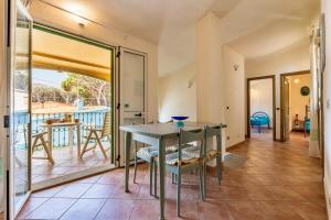 Imagen de la galería de House 8 beds overlooking a pine forest at just 600 mt from the sea, en Santa Lucia
