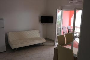Telewizja i/lub zestaw kina domowego w obiekcie Apartments Marija - Maslenica - first line to the sea