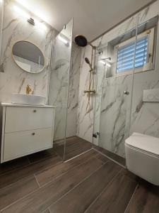 Koupelna v ubytování Ferienhaus Rütiboda bis 17 Personen + 38 fotografií