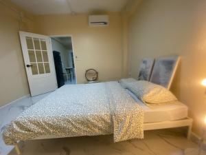 En eller flere senge i et værelse på 1 Bed Nr IKEA 15Mins to Airport